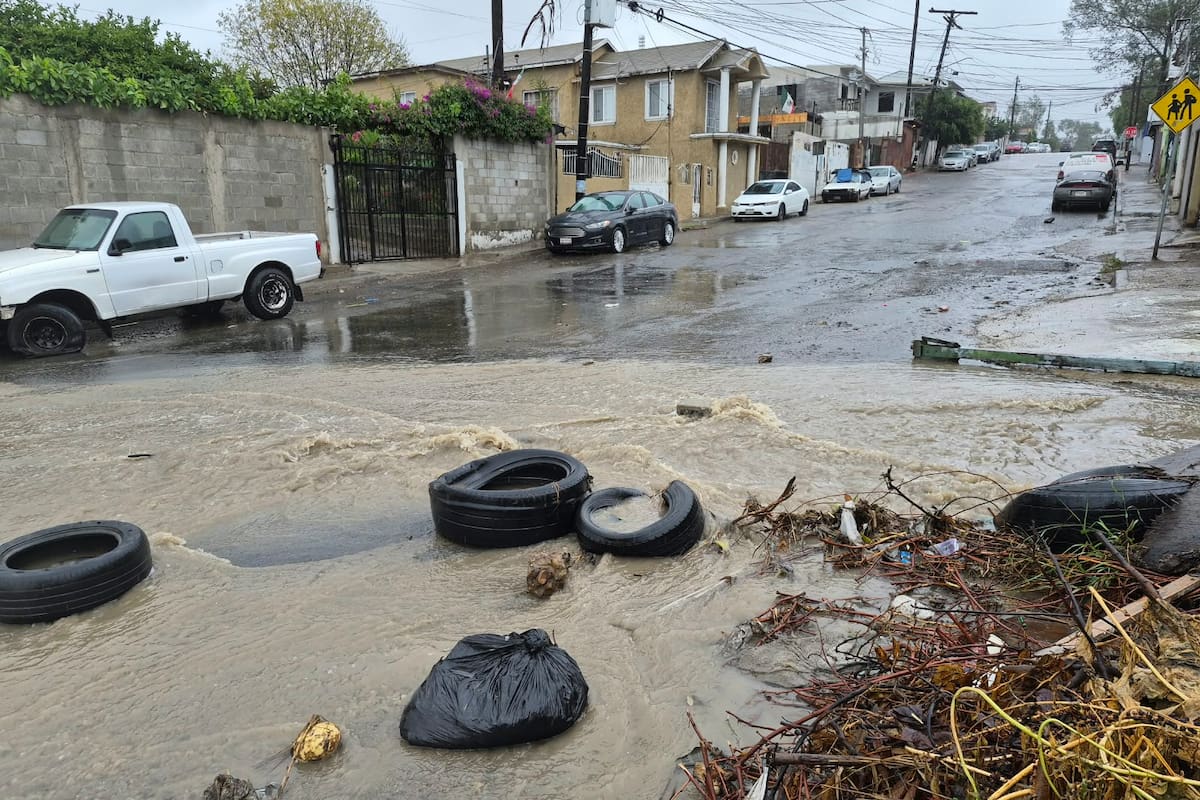 Inundaciones y basura afectan calles de la colonia Obrera en Tijuana