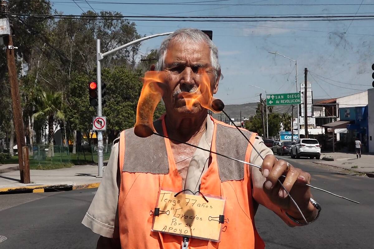 Abuelo de 77 años es tragafuego para poder vivir