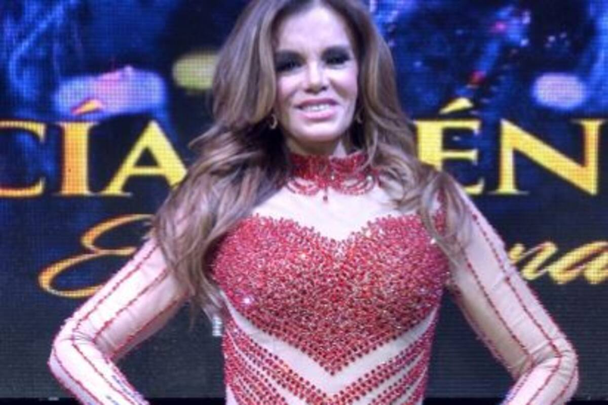 A Lucía Méndez le falla el playback y pide detener la canción