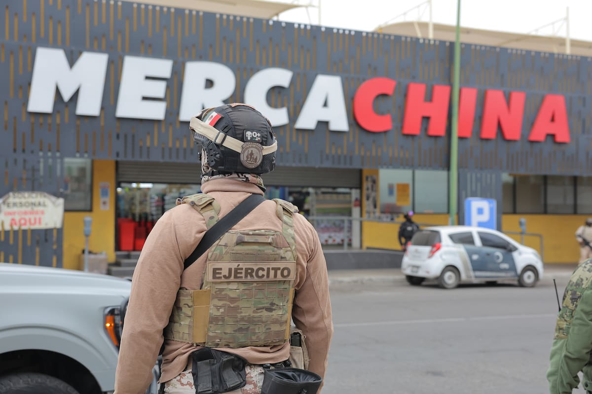 Personal del Ejército Mexicano custodia el local de Merca China, por la calle Matamoros, mientras se revisan mercancías. FOTO: JULIÁN ORTEGA