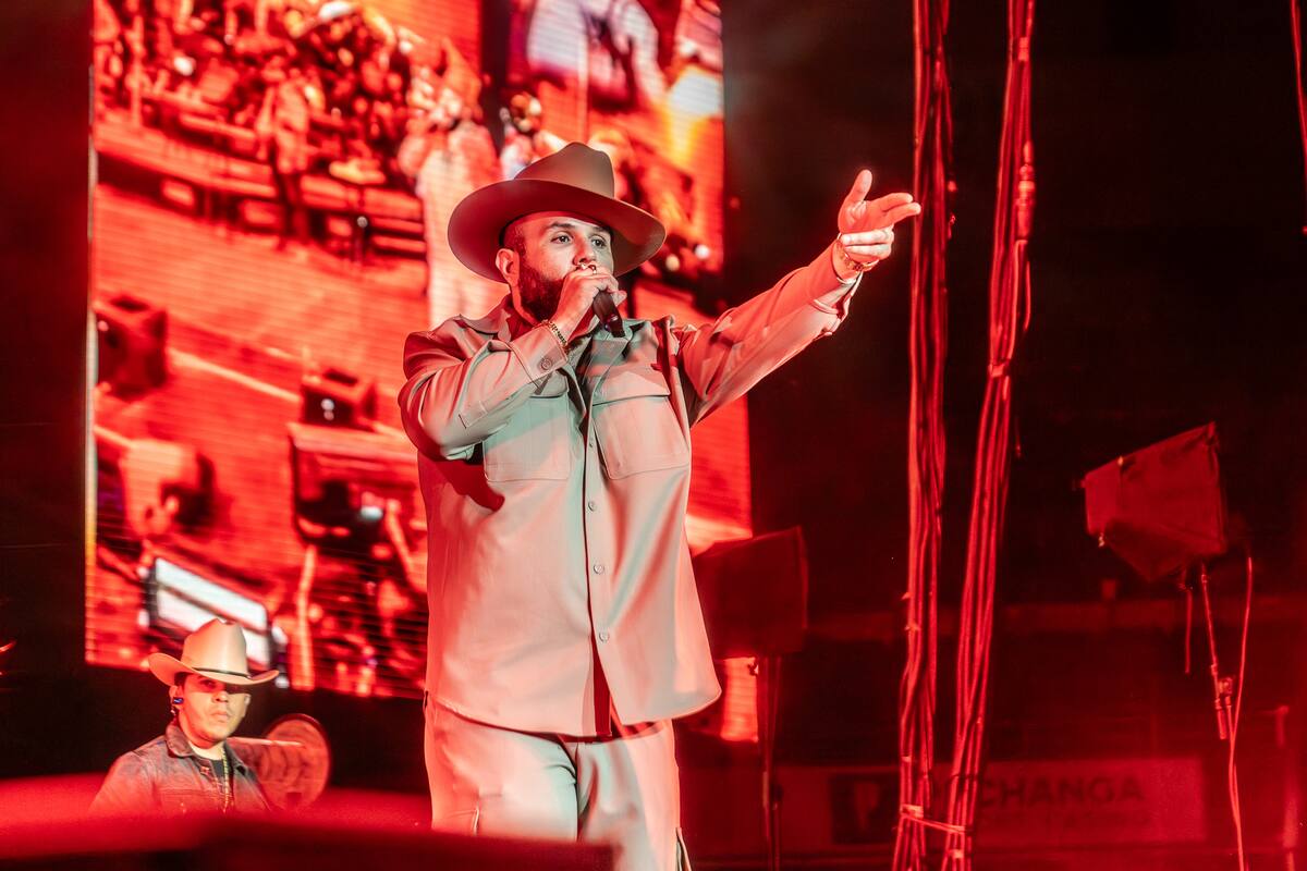 Carín León goza ovación de sandieguinos en el Pechanga Arena