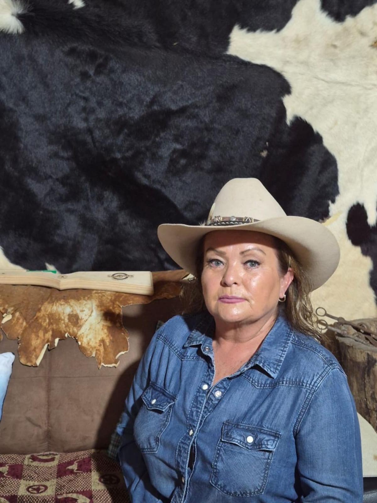 Con más de cuatro décadas montando a caballo y 26 años participando en cabalgatas, Blanca Elvia Vindiola Machado se ha convertido en un ejemplo de perseverancia dentro de la tradición vaquera del noroeste del país. Foto: Carmen Gutierrez