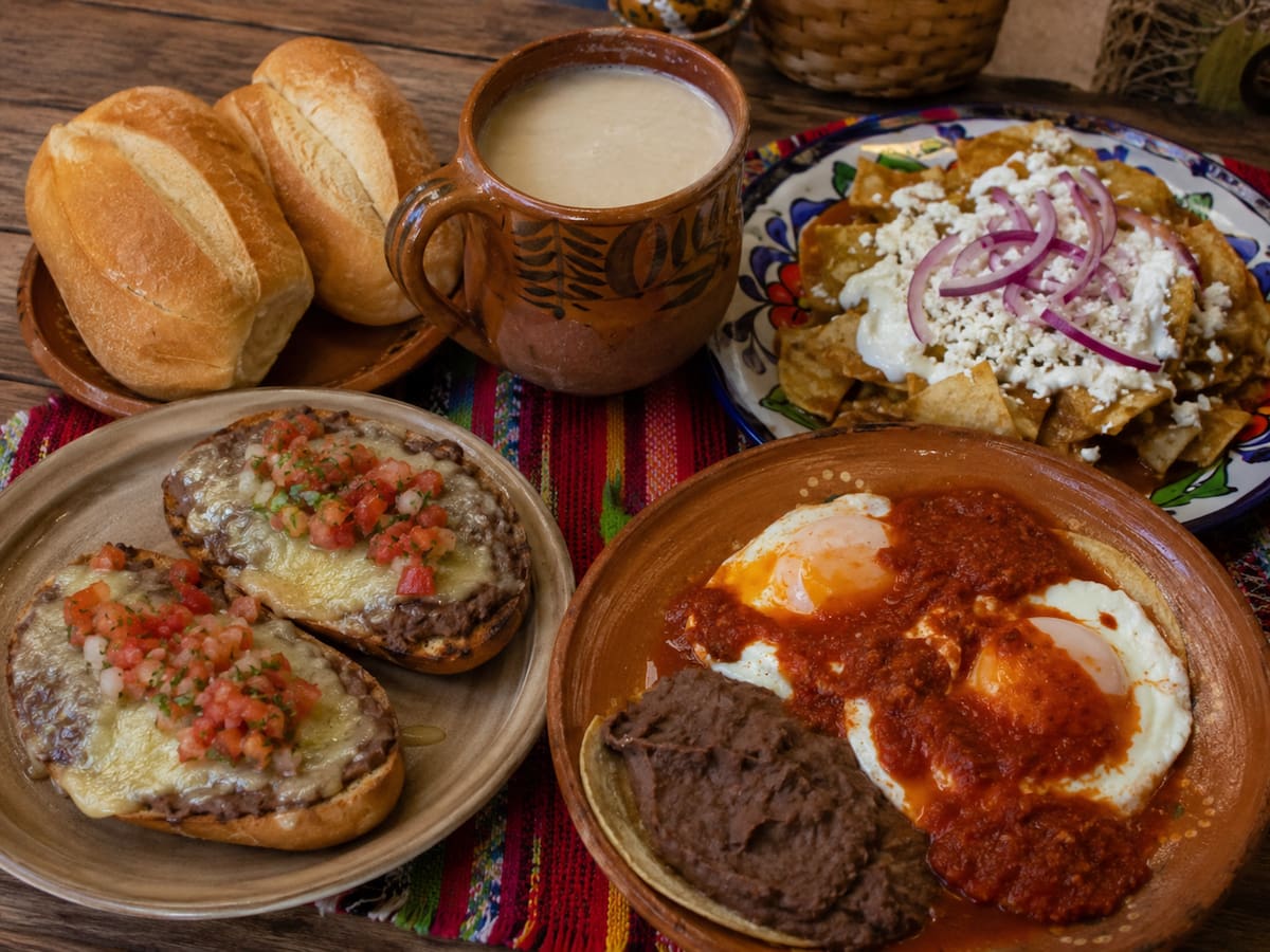 Desayunos alrededor del mundo los mexicanos empiezan el día con chilaquiles, huevos rancheros y birria mientras los coreanos eligen kimchi, nurungji y haejang-guk para energizar sus mañanas