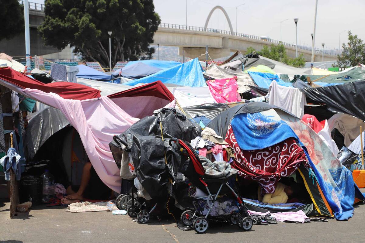Buscan reubicar a migrantes en dos albergues