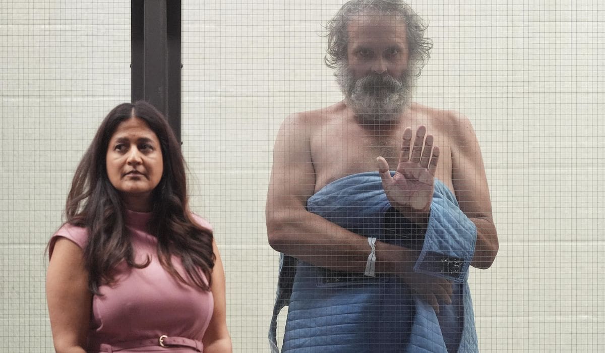 Presunto acosador de Jennifer Aniston aparece cubierto solo con una manta en el juicio