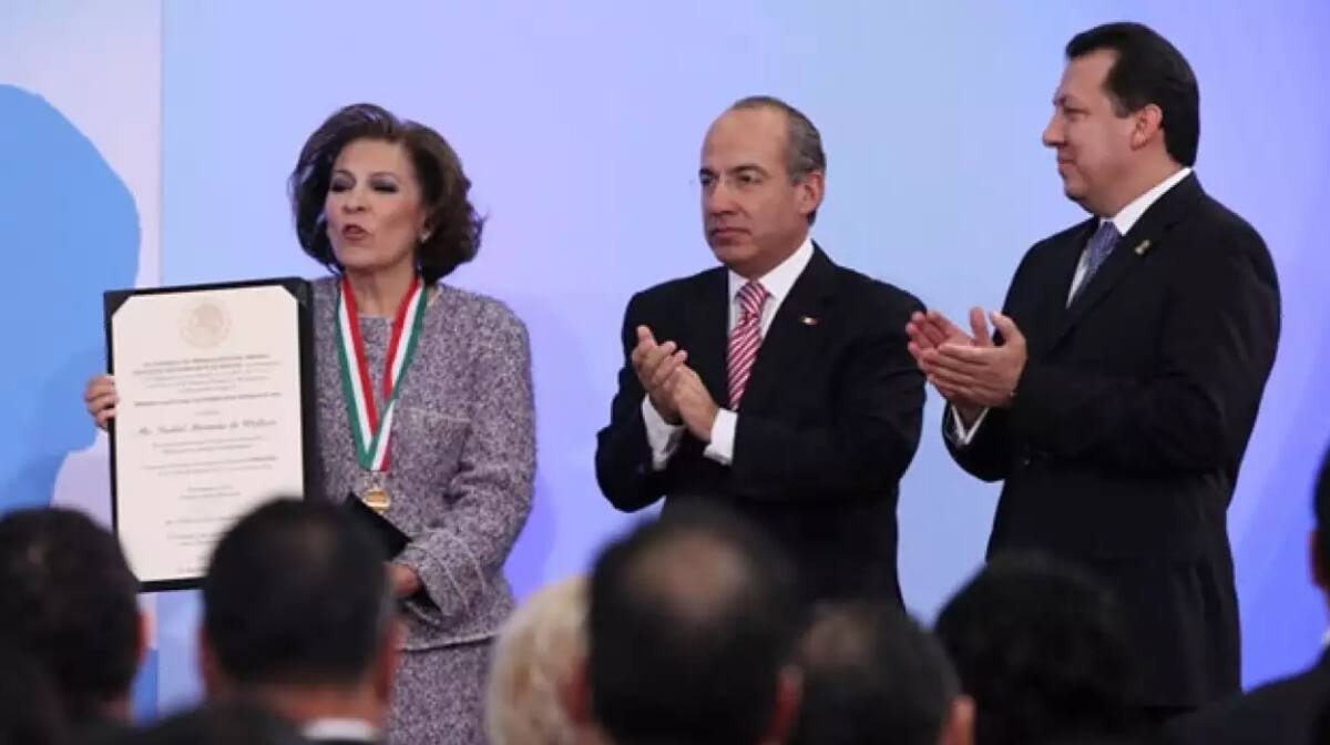 Isabel Miranda de Wallace recibiendo el Premio Nacional de Derechos Humanos en 2010, otorgado por el entonces presidente Felipe Calderón.