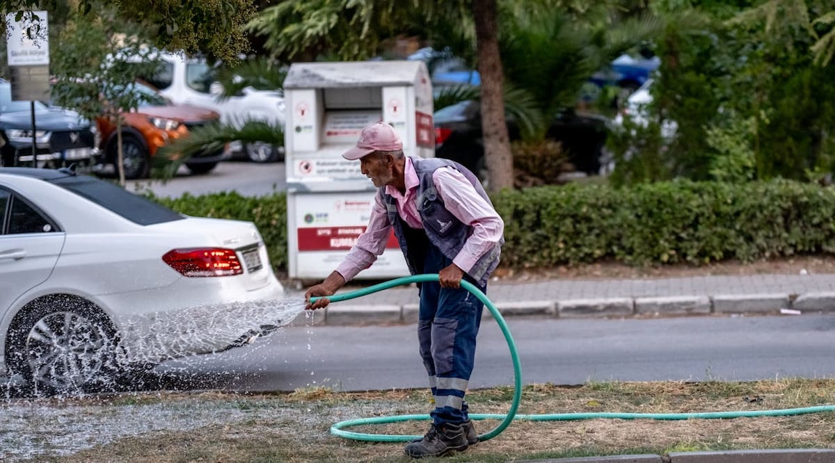 Autoridades recomiendan tomar medidas como lavar el automóvil con cubetas, en lugar de usar la manguera, para evitar el desperdicio de agua. | Foto: Pexels