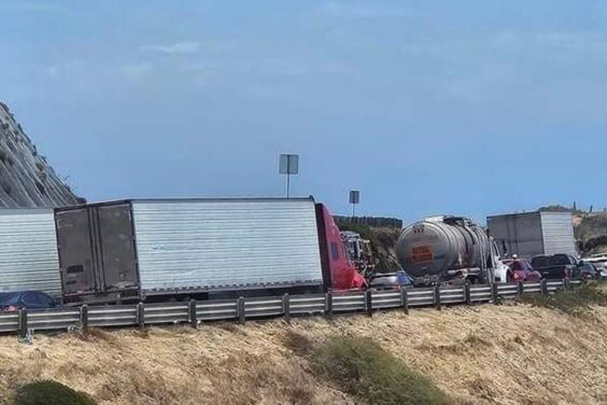 Choque entre dos carros provoca caos vehicular