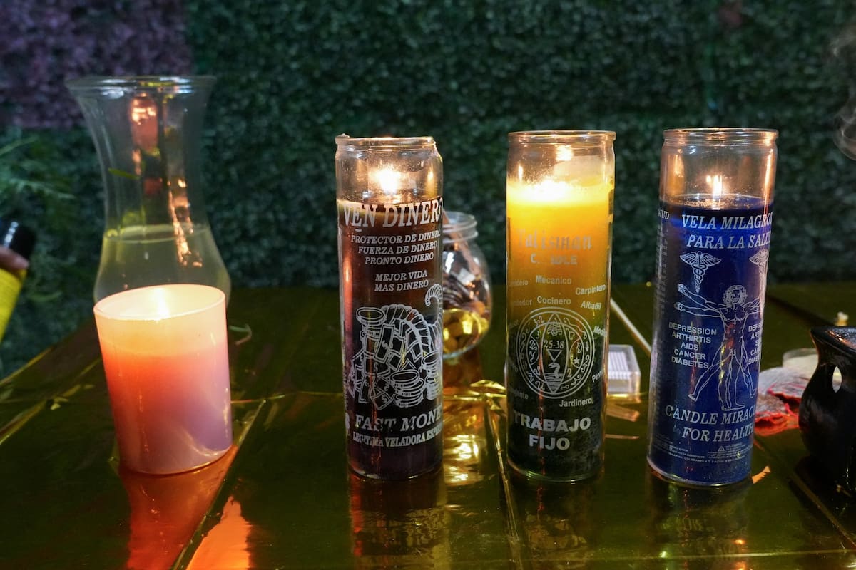 Pueden ser realizados por niños y adultos antes de que se acabe el 2025. Y en punto de las 12am todos deben lanzar lentejas o salir a la calle con maletas para decretar trabajo, dinero o viaje. Foto: Leonardo González