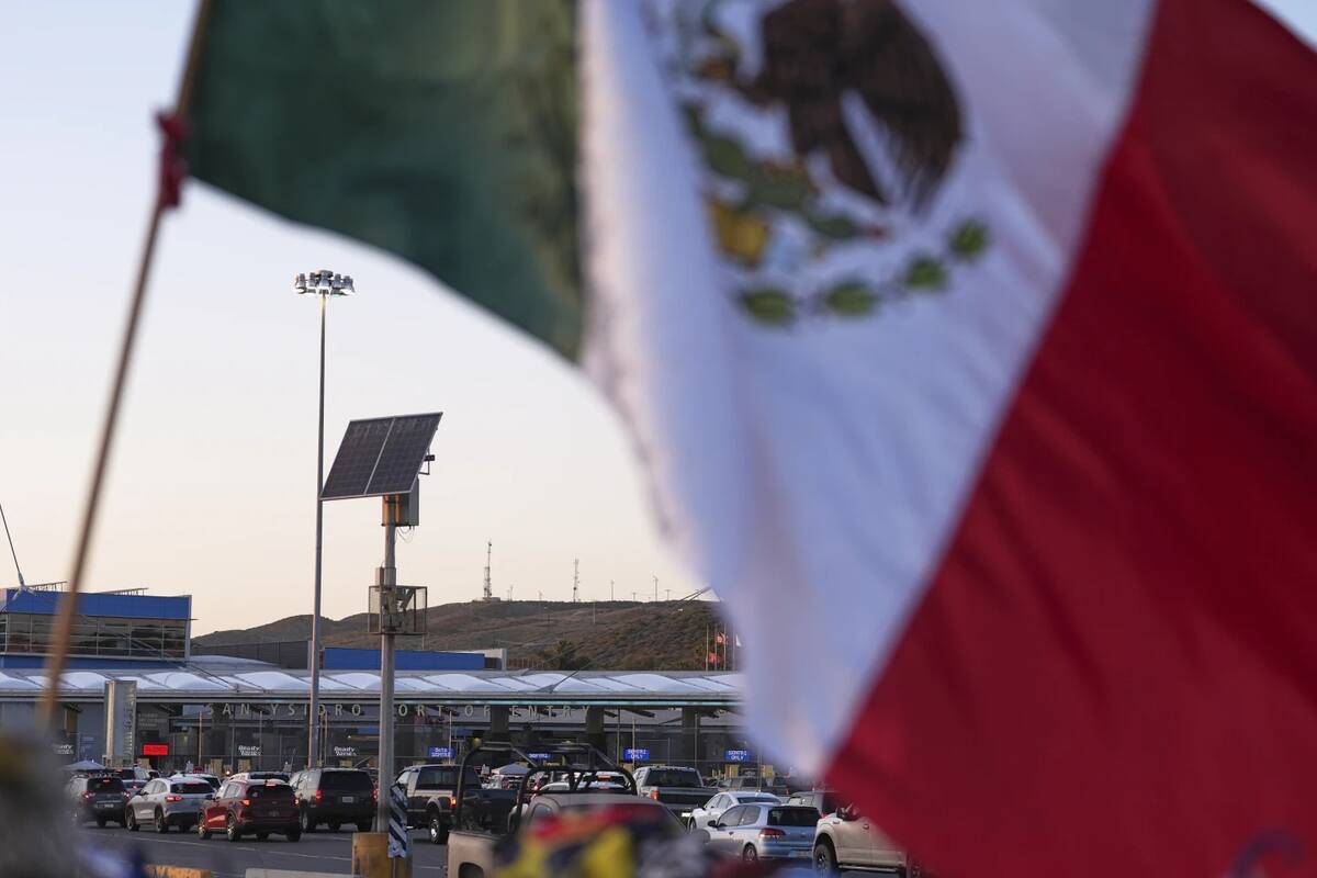 Turistas del mundo temen viajar a EU tras la llegada de Trump: visitantes han terminado arrestados en centros de migración. | Crédito: AP