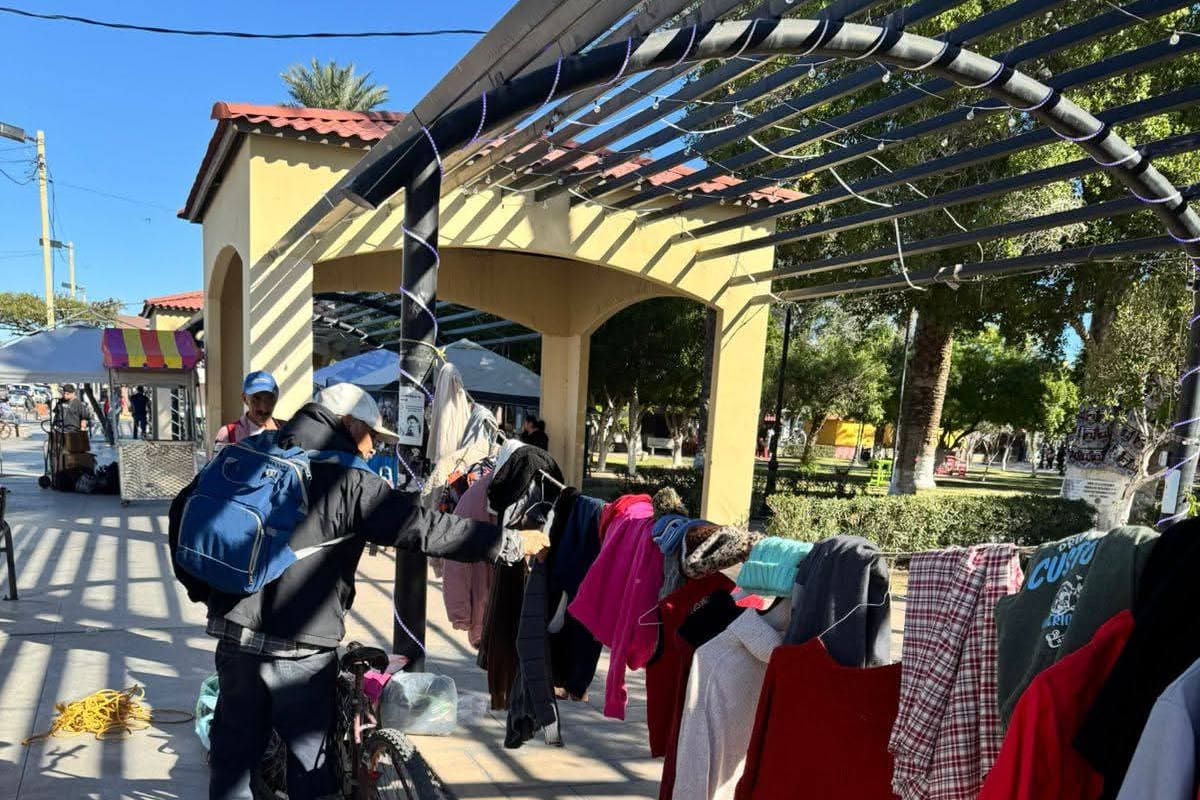 Estudiantes de preparatoria reparten ropa abrigadora a los necesitados en SLRC