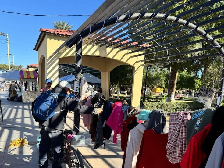 Estudiantes de preparatoria reparten ropa abrigadora a los necesitados en SLRC