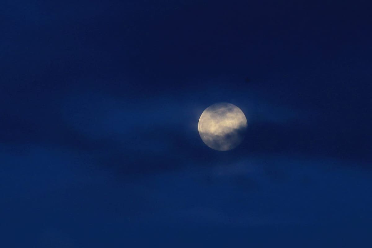 Ilumina la “Luna de Lobo” el cielo de Tijuana tras días de lluvia