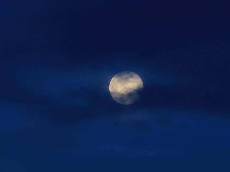 Ilumina la “Luna de Lobo” el cielo de Tijuana tras días de lluvia