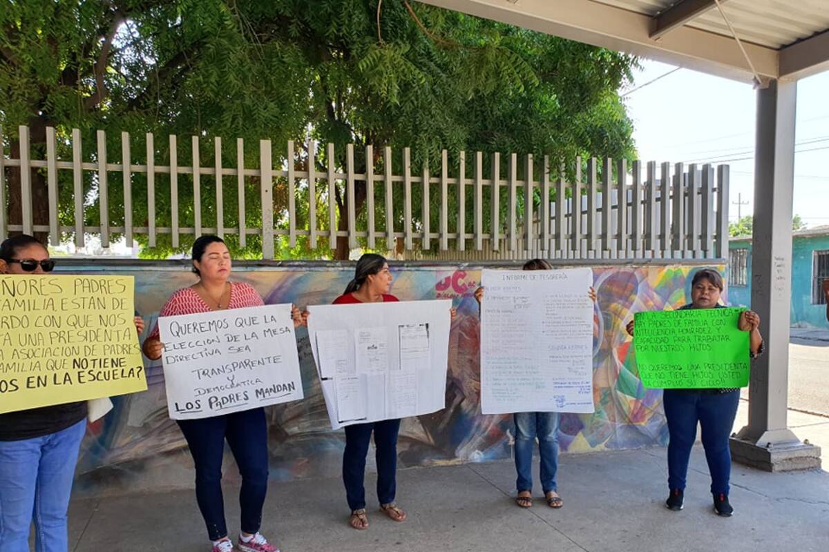 Padres de familia toman secundaria de Obregón; se quejan de anomalías