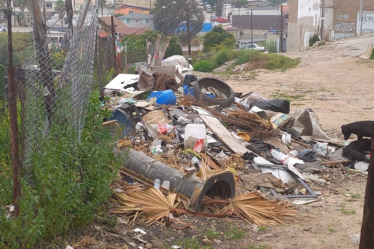 Piden limpiar basurero clandestino en la Libertad