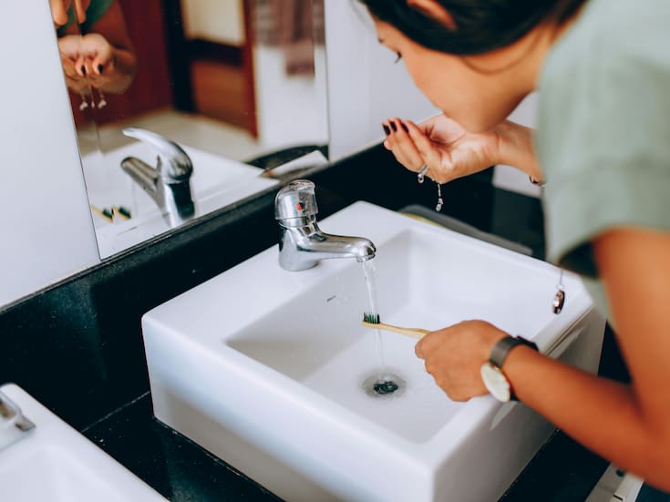 ¿Son mejores los cepillos manuales que los eléctricos para la dentadura a largo plazo?