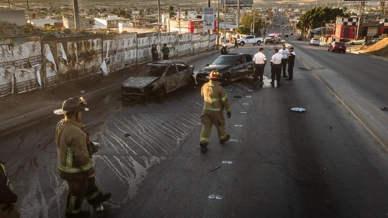El accidente involucró cuatro vehículos y derivó en el incendio de dos unidades; no hubo personas lesionadas. Foto: Border Zoom