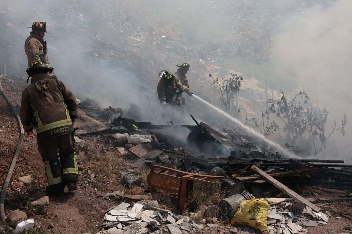 Bomberos Tijuana acudió al lugar y lograron controlar el fuego. Foto: Sergio Ortiz