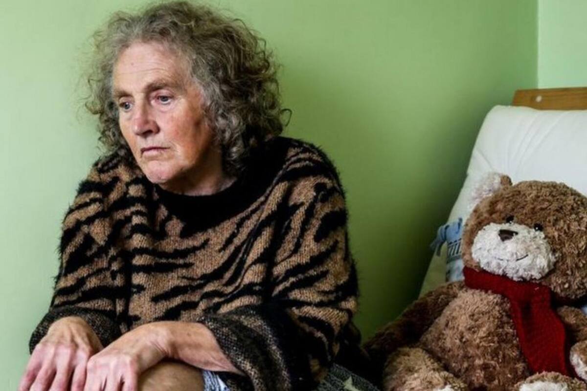 Las imágenes que revelan la agonía de perder poco a poco a tu madre por demencia