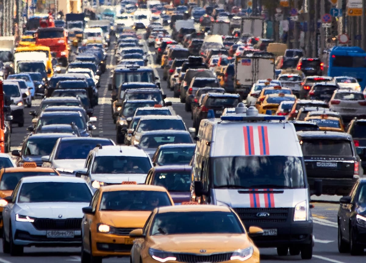 Ciudad de México registra altos niveles de congestión vehicular, mientras Oslo, Noruega, reduce los tiempos de traslado mediante transporte público y mejor planeación urbana. Foto: Pexels