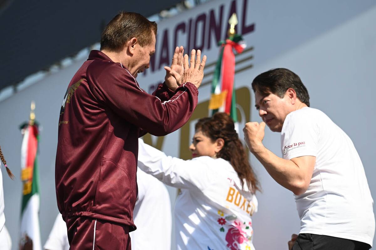 Mario Delgado y Clara Brugada participaron en la Clase Nacional de Boxeo. FOTO: Presidencia