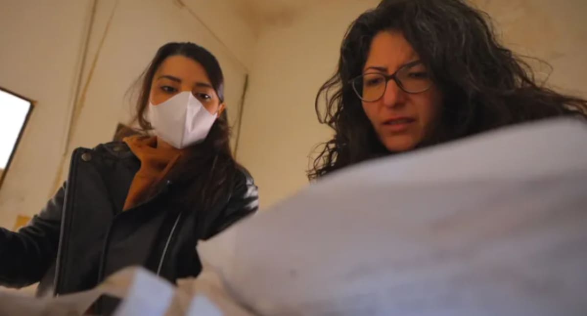 Safana Baqle (derecha) es parte de un grupo de voluntarios que intentan documentar lo que sucedió en Saydnaya. / BBC.