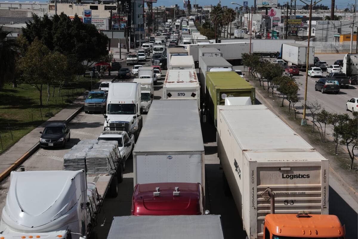 Falla impide el cruce de mercancías en Tijuana