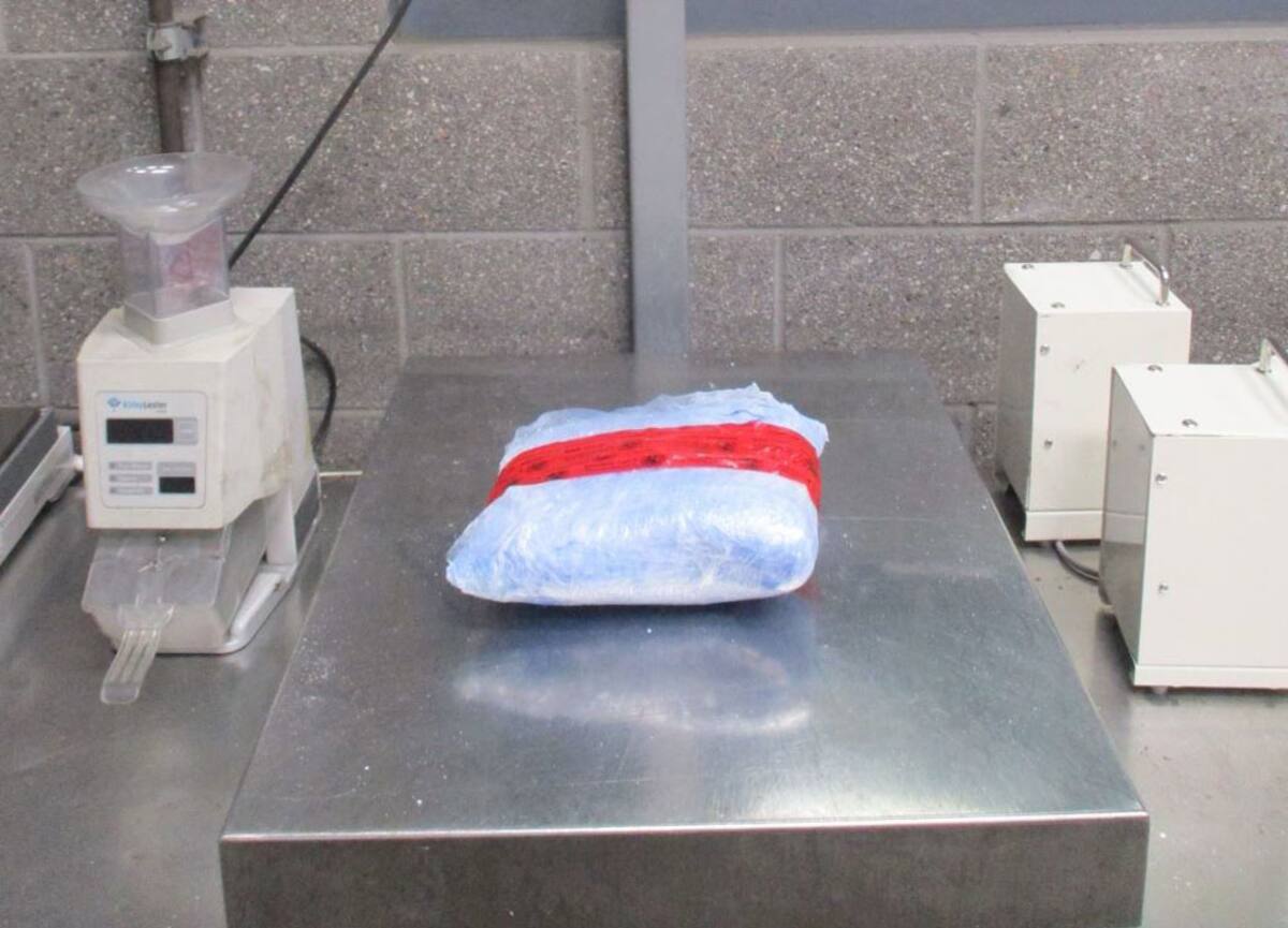 Los paquetes fueron analizados e identificados como polvo de fentanilo, pastillas rosas y azules de fentanilo, metanfetamina, cocaína y heroína.