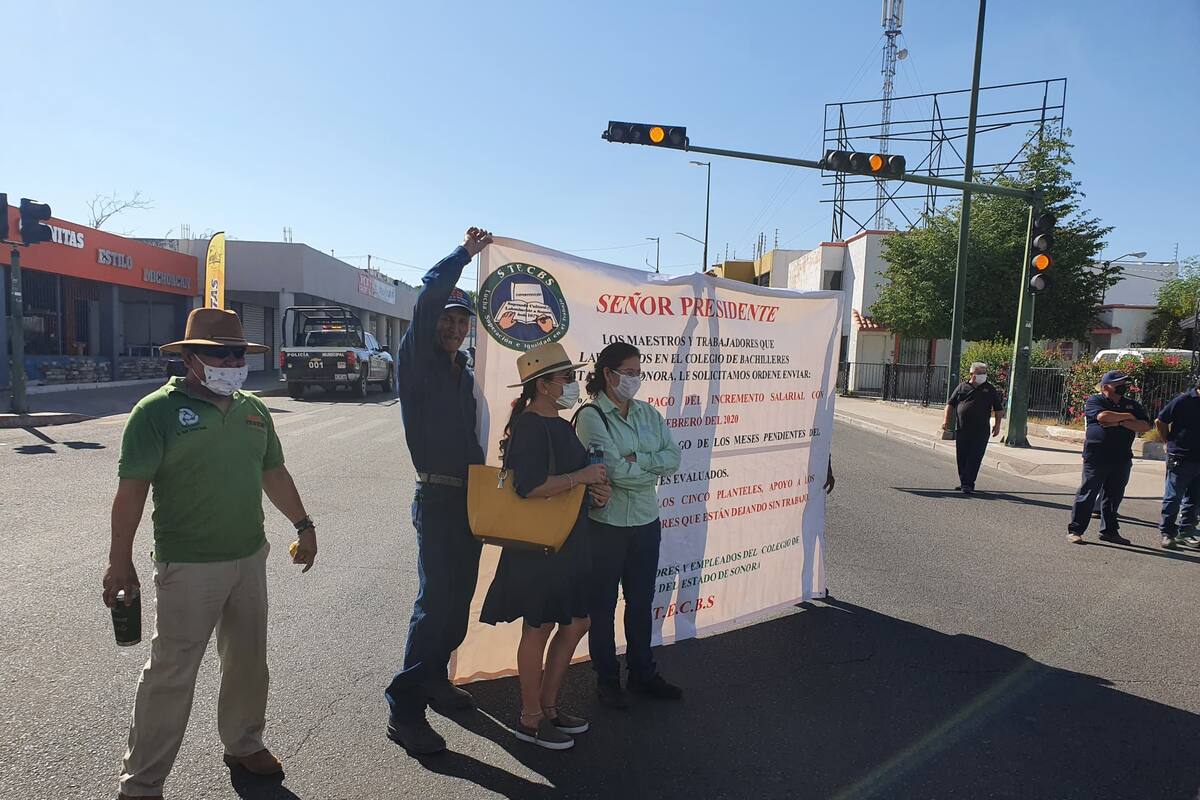 Trabajadores del Cobach bloquean cruce de Rosales e Hidalgo