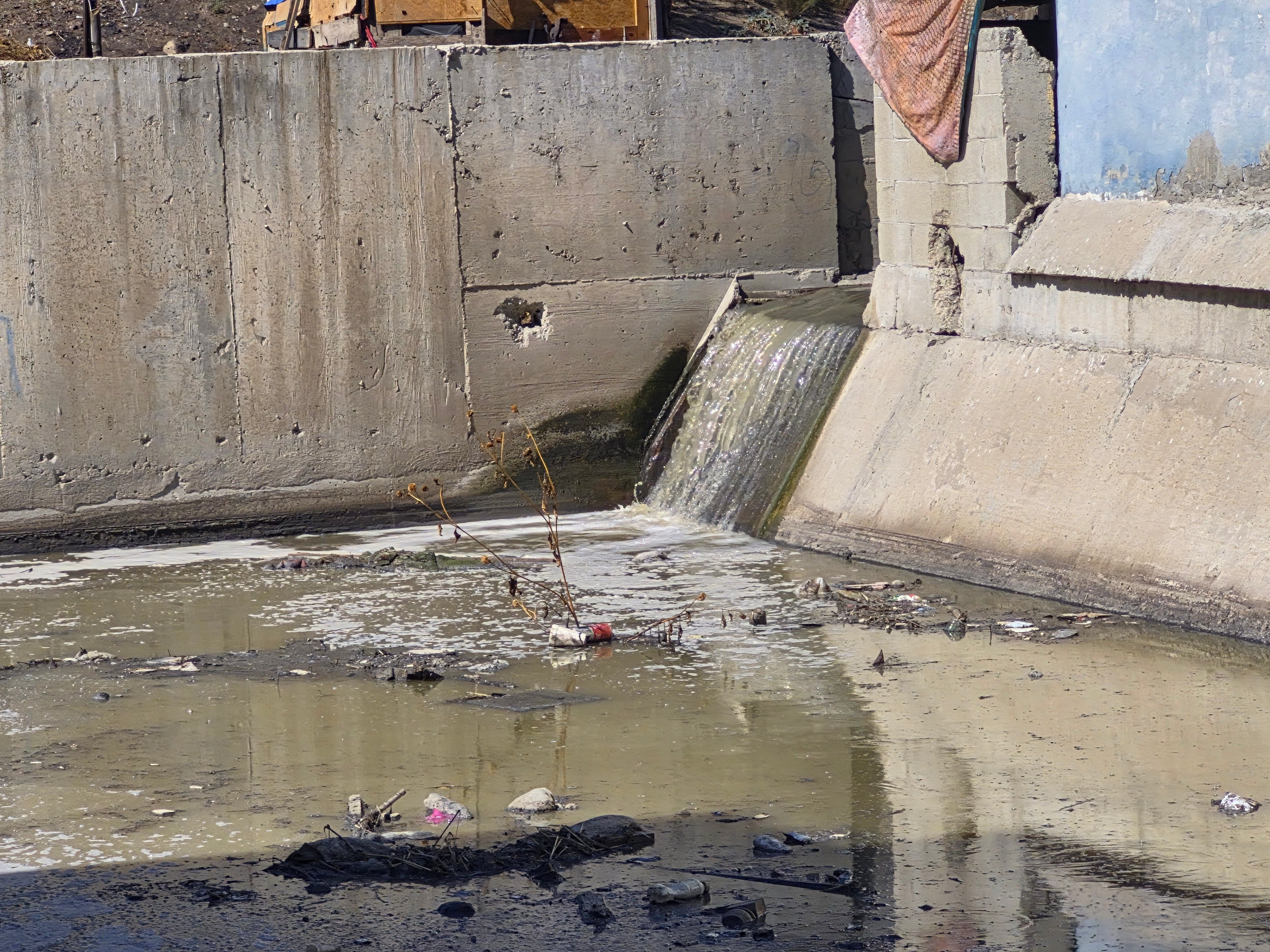 El desarenador pluvial de la colonia Niños Héroes Este acumula basura, lodo y otros residuos debido al flujo de aguas que reciben los vecinos. Foto: Michelle Castillo