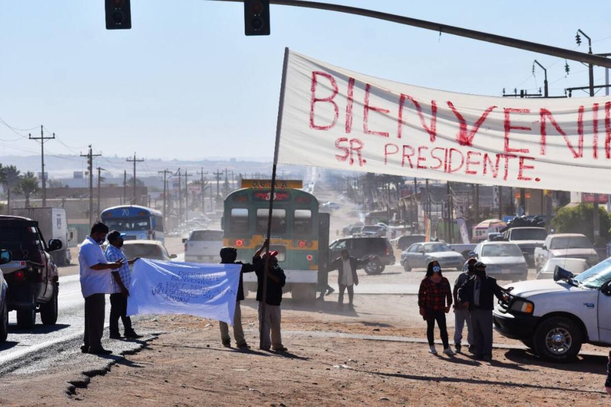Pobladores de Camalú esperan el paso de AMLO; le piden ampliación de carretera