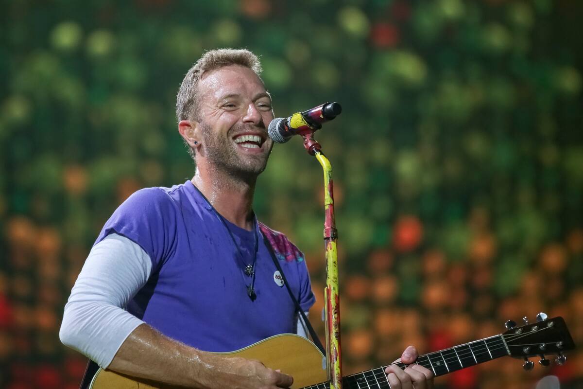 Chris Martin sufre caída durante concierto de Coldplay en Australia