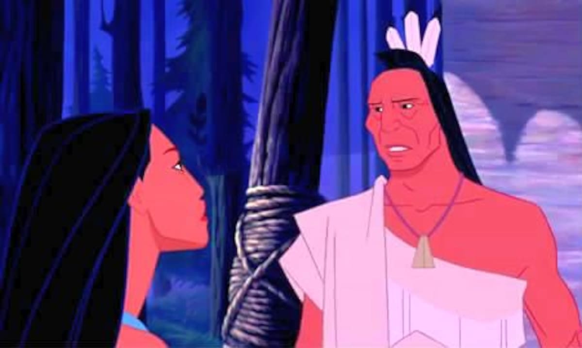 El jefe Powhatan intenta imponer su voluntad sobre su hija, sin considerar sus deseos ni su libertad.