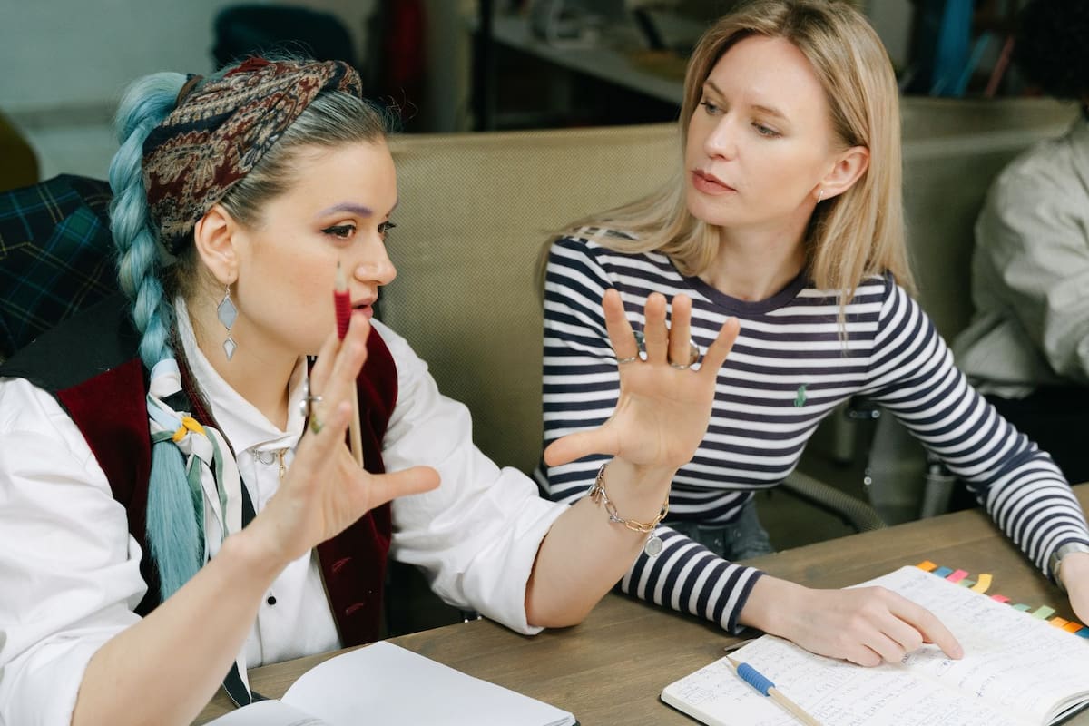 Por qué algunas personas hablan muy bajo, según la psicología