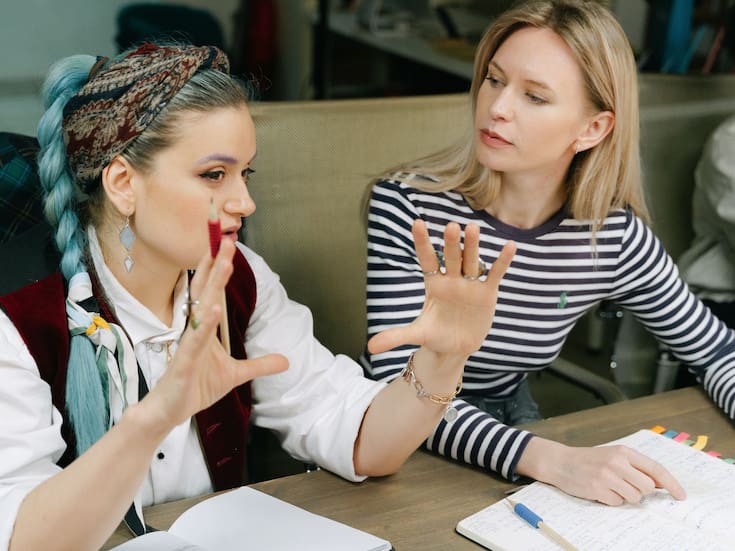 Por qué algunas personas hablan muy bajo, según la psicología