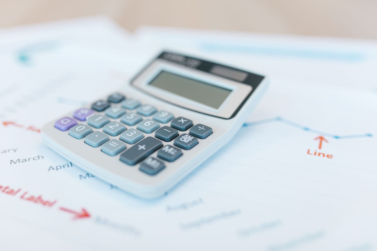 Tasa diaria, tasa anual, comisiones e IVA: cómo calcular el costo real de un préstamo digital antes de aceptarlo