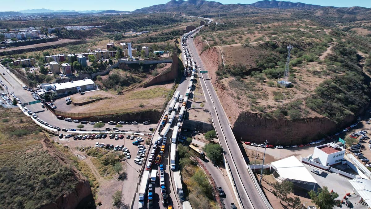 Continúa el cierre para tractocamiones en Nogales por demandas al Gobierno Federal. Foto: GH