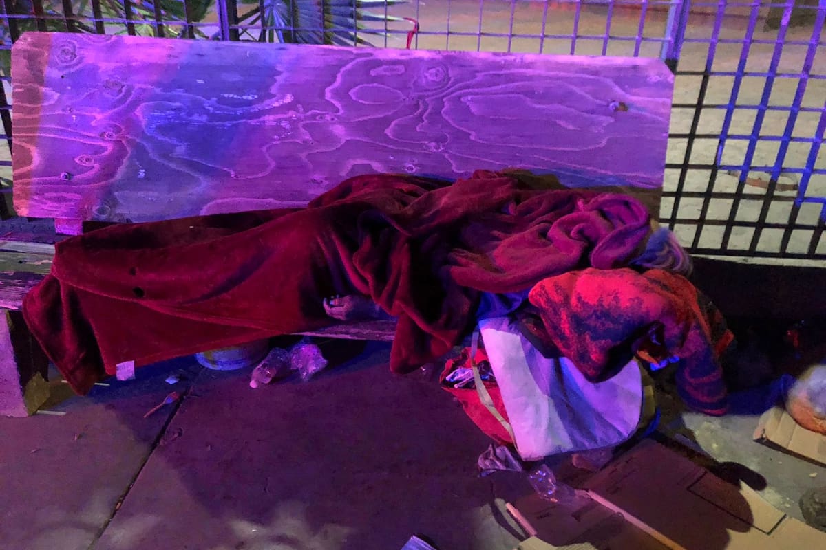 Muere mujer en situación de calle frente al Hospital General