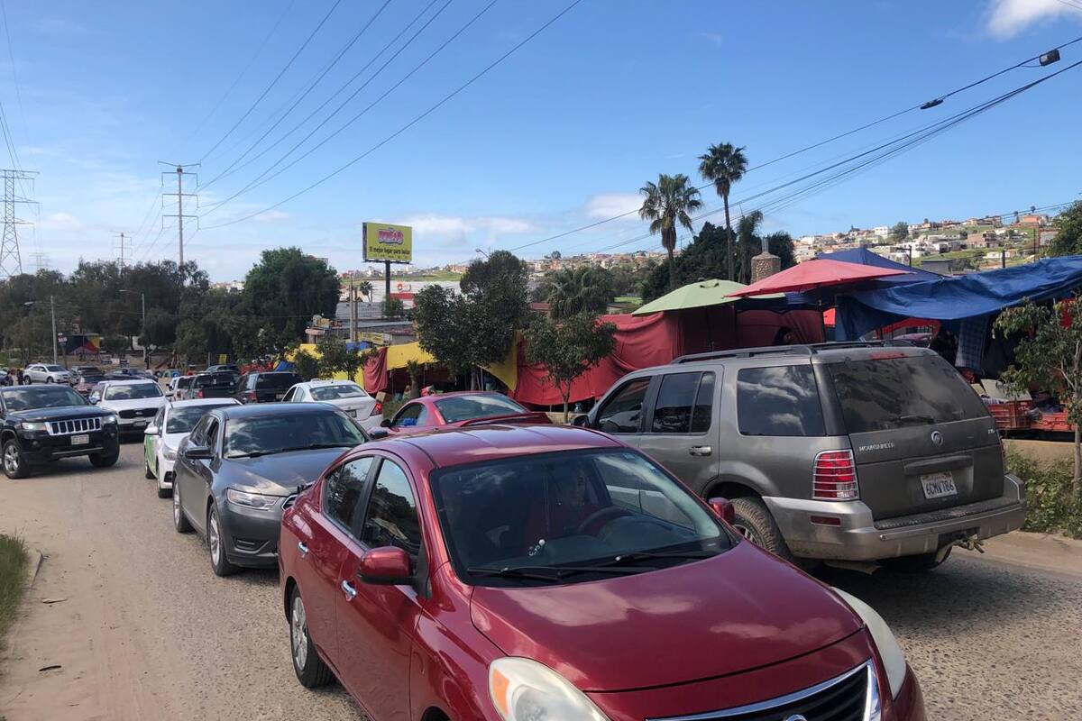 Colocan padres barreras para evitar invasión en escuela de Rosarito