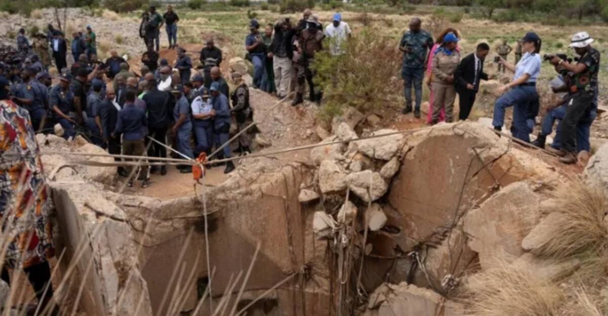 Voluntarios bajando con una polea a rescatar a mineros. / REUTERS