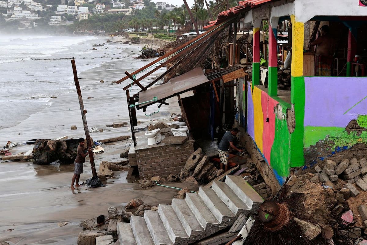 Tormenta tropical Dalila deja afectaciones en Acapulco; colapsan restaurantes y se inundan calles