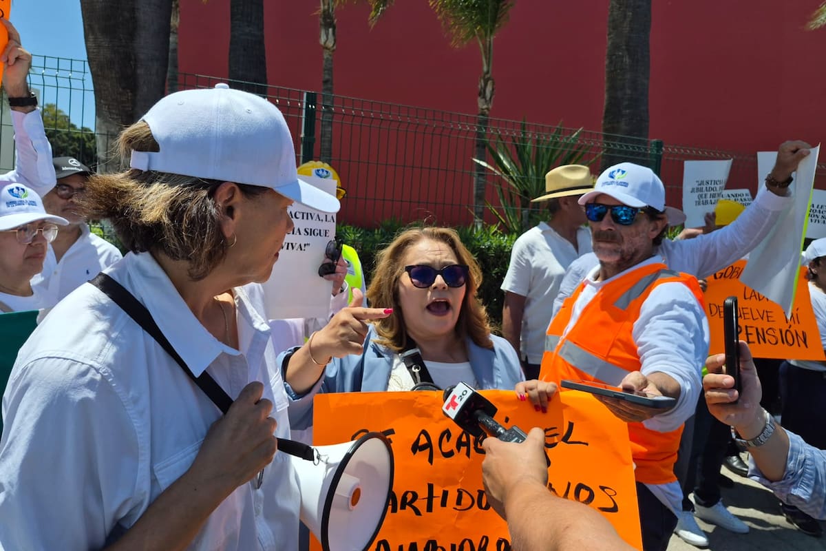 Pensionados de CFE e Issstecali protestan afuera de Hotel Marriott; sede de la Selección de Irán