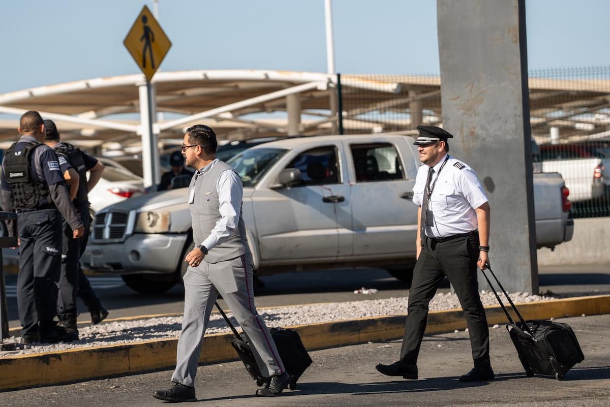 Dos hombres llegaron heridos de bala al Aeropuerto de Tijuana; uno murió y el otro fue trasladado a un hospital en condición grave. Foto: Cortesía / Border Zoom