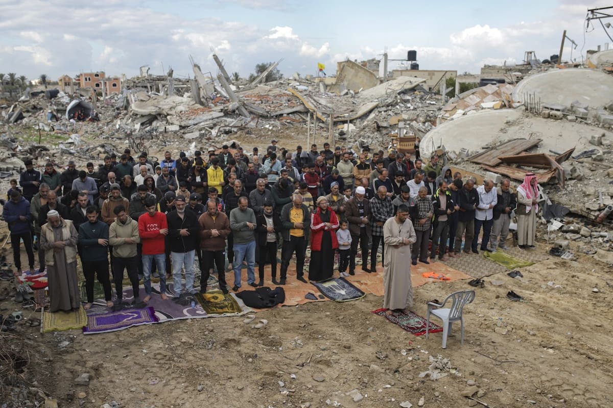 Palestinos realizan las oraciones del viernes cerca de las ruindas de una mezquita destruida por los ataques de Israel en Khan Younis, Franja de Gaza, el viernes 24 de enero del 2025. | Crédito: AP