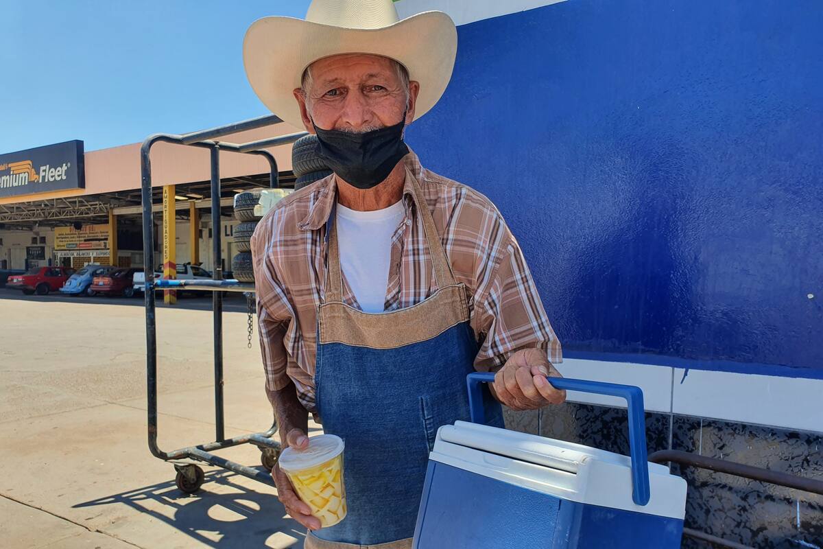 Ciudad Obregón: Con la venta de gelatinas, don Eduardo sale adelante