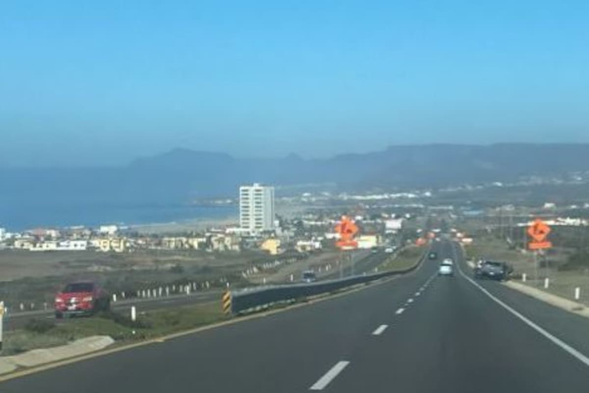 Localizan a hombre golpeado y semidesnudo en la carretera escénica