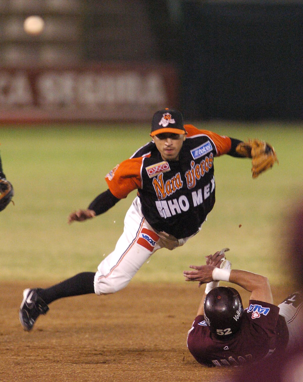 El 'Chispa' hace una espectacular jugada en la segunda base durante la temporada 2006-07.
