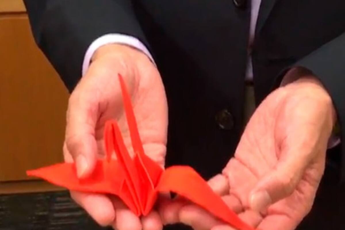 Paño para limpiar lentes se convierte en una grulla de origami