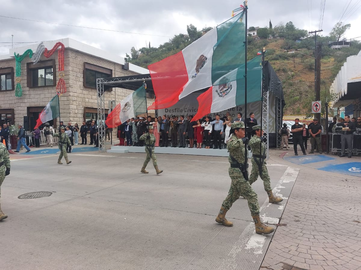 Realizan colorido desfile cívico militar en Nogales